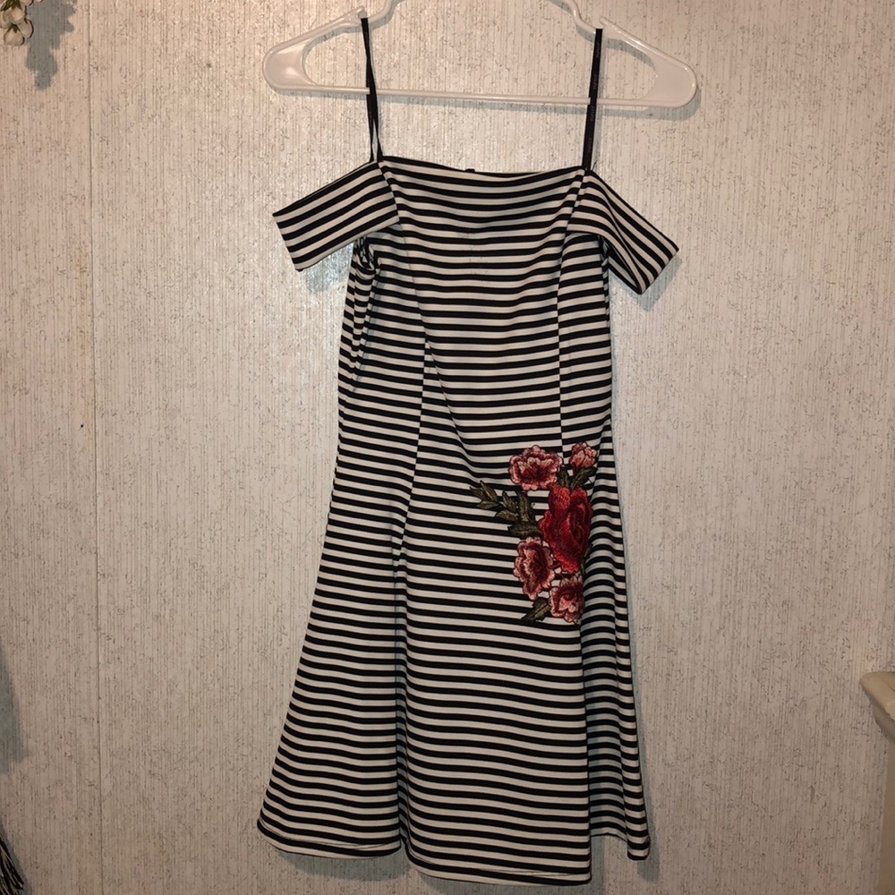 This beautiful dress with a rose ;)